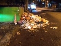 Telat Diangkut Sampah Kota Bogor Sampai Kejalan