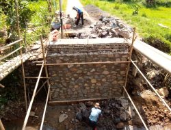 miris : pembangunan jembatan penghubung desa palasari Cipicung Diduga  memakai pasir tidak layak