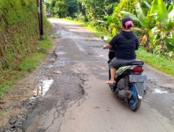 warga cibalung keluhkan jalan rusak sering menimbulkan korban