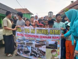 KCIC Cuek! Puluhan Siswa TPA-TKA di Bandung Barat Geruduk Kantor Desa, Sekolah Diterjang Banjir Tak Kunjung Diperbaiki