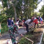 Babinsa Tetebatu Selatan Dan Warga Gotong Royong Bersihkan Badan Jalan