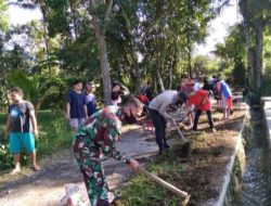Babinsa Tetebatu Selatan Dan Warga Gotong Royong Bersihkan Badan Jalan