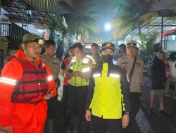 Personil Gabungan Polres Bogor Evakuasi Banjir Diperumahan Mutiara Hijau Dan Wartawangsa