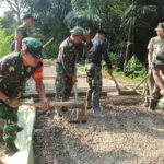 Berikan Motivasi Dan Semangat, Dansatgas Turun Tangan Bantu Satgas Dan Warga Dipengecoran Jalan Di TMMD ke 114