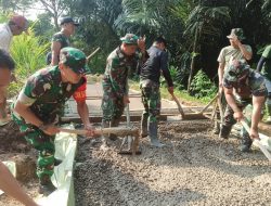 Berikan Motivasi Dan Semangat, Dansatgas Turun Tangan Bantu Satgas Dan Warga Dipengecoran Jalan Di TMMD ke 114
