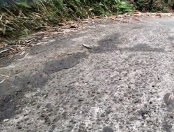 Warga Geram Satu Bulan Perbaikan Jalan Sudah Rusak