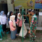 Gelar Posyandu, Satgas TMMD Ke 114 Dan Kader Pantau Perkembangan Balita Di Desa Cibadak