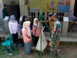Gelar Posyandu, Satgas TMMD Ke 114 Dan Kader Pantau Perkembangan Balita Di Desa Cibadak