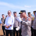 Implementasi Kemitraan FKDB dan Polri, Ayep Zaki Laksanakan Panen Jagung di Purabaya, Sukabumi