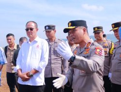 Implementasi Kemitraan FKDB dan Polri, Ayep Zaki Laksanakan Panen Jagung di Purabaya, Sukabumi