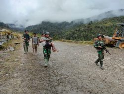Sigap !! Satgas Satuan Organik Yonif Raider 321/GT Kostrad Tolong Anak Yang Terluka Di Nduga