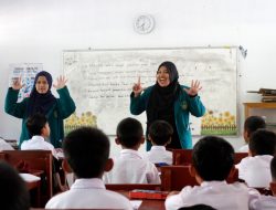 Mahasiswa Bersinergi Dengan TNI Tingkatkan Kualitas Hidup Di TMMD ke 114 di Desa Cibadak