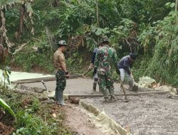 Pantang Menyerah Warga Bersama TNI Tetap Laksanakan  Pengecoran Jalan Program TMMD Ke 114 Kodim 0608/Cianjur