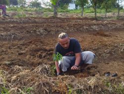 Peduli Alam Dan Lingkungan Hidup Seorang  Jurnalis Ikut Serta Menanam Pohon