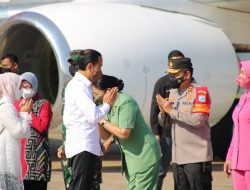 Bertolak ke Kalbar, Kapolda Kalbar Beserta Ketua Bhayangkari Daerah Kalbar Sambut Kedatangan Presiden Jokowi