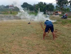 Panitia Turnamen Sepak Bola Bersihkan Dan Rapihkan Lapangan Jelang Pertandingan