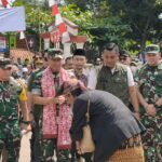 Dansatgas TMMD Ke 114 Kodim 0608/Cianjur Letkol Arm Haryanto Dampingi Wakasad Letjen TNI Agus Subiyanto Tinjau Kegiatan TMMD Di Desa Cibadak
