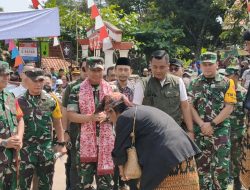 Dansatgas TMMD Ke 114 Kodim 0608/Cianjur Letkol Arm Haryanto Dampingi Wakasad Letjen TNI Agus Subiyanto Tinjau Kegiatan TMMD Di Desa Cibadak