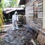 Cegah PMK, Satgas Ops Aman Nusa II Polda Kalbar Semprotkan Disinfektan di Kandang Ternak Warga
