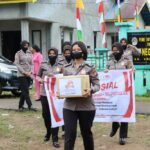 Hari Jadi  Polwan Ke – 74, Polwan Polres Ketapang Gelar Bakti Sosial Pembagian  Sembako Kepada Warga