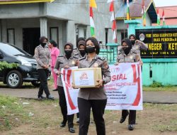 Hari Jadi  Polwan Ke – 74, Polwan Polres Ketapang Gelar Bakti Sosial Pembagian  Sembako Kepada Warga