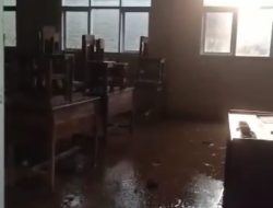 Proyek Perumahan Pesona Situ Cigudeg Diduga Menghalangi Kegiatan Belajar Mengajar Dikarenakan Lumpur Proyek Masuk Ke Halaman Sekolah