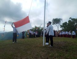 Dengan Semangat Warga Masyarakat  Kibarkan Bendera Merah Putih Di Wisata Alam Gunung Gelendrung