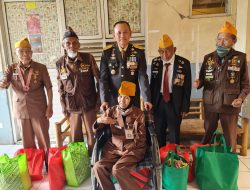 Peringati Hari Kemerdekaan RI Ke.77 Jenderal TNI Ini Sambangi Kediaman Veteran Di Bandung