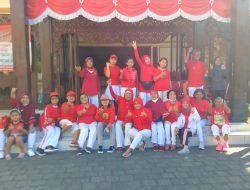 Serma Yudhi & Linmas   Dampingi Lansia Dalam Melaksanakan Senam