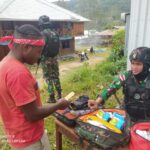Kejutan !! Warga Berduyun-Duyun Mendatangi Satgas Pamtas RI PNG Yonif Raider 142/KJ