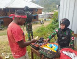 Kejutan !! Warga Berduyun-Duyun Mendatangi Satgas Pamtas RI PNG Yonif Raider 142/KJ