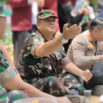 Bukti Nyata Kemanunggalan TNI Dengan Rakyat Saat Makan Bersama Nasi Liwet Di Peresmian Jalan Cor Program TMMD 114 Kodim 0608/Cianjur