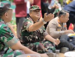 Bukti Nyata Kemanunggalan TNI Dengan Rakyat Saat Makan Bersama Nasi Liwet Di Peresmian Jalan Cor Program TMMD 114 Kodim 0608/Cianjur