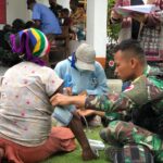 Layani Kesehatan Warga, Satgas Pamtas Yonif Raider 142/KJ Bersinergi Gelar Pengobatan Gratis Di Gereja
