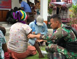 Layani Kesehatan Warga, Satgas  Pamtas Yonif  Raider 142/KJ Bersinergi Gelar Pengobatan Gratis Di Gereja
