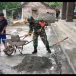 Tingkatkan Budaya Gotong Royong, Babinsa Bakung Gelar Kerja Bakti Bersama Masyarakat