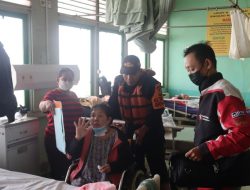 Satbrimob Polda Kalbar,Langsung Turun Membantu Masyarakat Kota Singkawang Yang Tertimpa Bencana Banjir