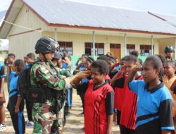 Tanamkan Kedisiplinan Sejak Dini, Satgas  Pamtas Yonif  Raider 142/KJ Latihkan Baris Berbaris