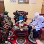 Nilawati Alamsyah ibu dari Khaidir anak Asuh yatim Dandim 0103/Aut berkunjung dan silaturahmi di Kediaman Dandim