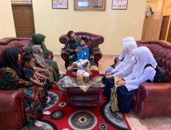 Nilawati Alamsyah ibu dari Khaidir anak Asuh yatim Dandim 0103/Aut berkunjung dan silaturahmi di Kediaman Dandim