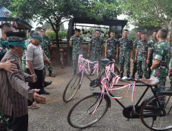 Peka Terhadap Kesulitan Rakyat, Dansatgas Yonif 123/RW Berikan Bantuan Sepeda