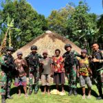 Giat Puskesmas Keliling Satgas Yonif Raider 142/KJ Ke Honai Honai Warga