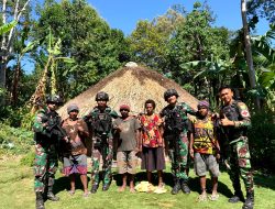 Giat Puskesmas Keliling Satgas Yonif Raider 142/KJ Ke Honai Honai Warga