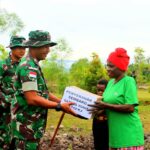 Berinteraksi Dengan Warga, Dansatgas Pamtas Yonif Raider 142/KJ Bagikan Sembako