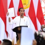 Presiden Jokowi Serahkan NIB bagi Pelaku UMKM di Tanah Papua
