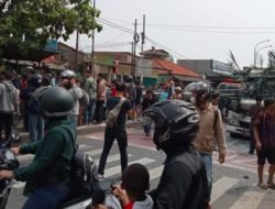 Diduga Rem Blong Sebuah Truk HINO Menabrak Tiang BTS Menewaskan Banyak Borban