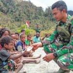 Peduli Dengan Sesama, Satgas Yonif Raider 321/GT/13/1 Kostrad Berbagi Makanan Pada Masyarakat di Pedalaman Papua
