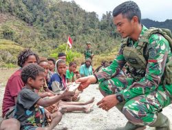 Peduli Dengan Sesama, Satgas Yonif Raider 321/GT/13/1 Kostrad Berbagi Makanan Pada Masyarakat di Pedalaman Papua