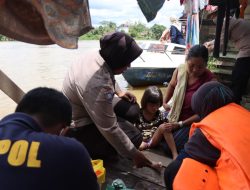 Akibat Terdampak Banjir, Polwan Polres Melawi Gelar Misi Kepwdulian Terhadap Masyarakat Berikan Sembako dan Pengobatan Gratis