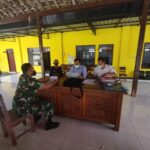 Tingkatkan Kerja Sama Di Wilayah Binaannya, Babinsa Ponggok Gelar Komsos Dengan Aparat Desa